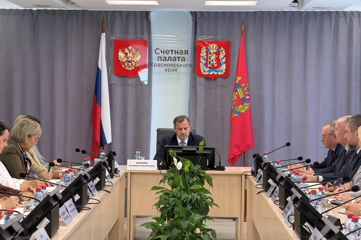В Счетной палате Красноярского края состоялось рабочее совещание под руководством Владимира Бахаря